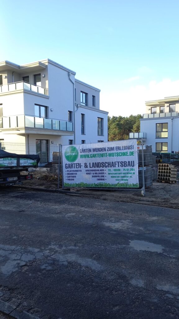 Gartenfit Wotschke - Bauzaun mit Firmenwerbung