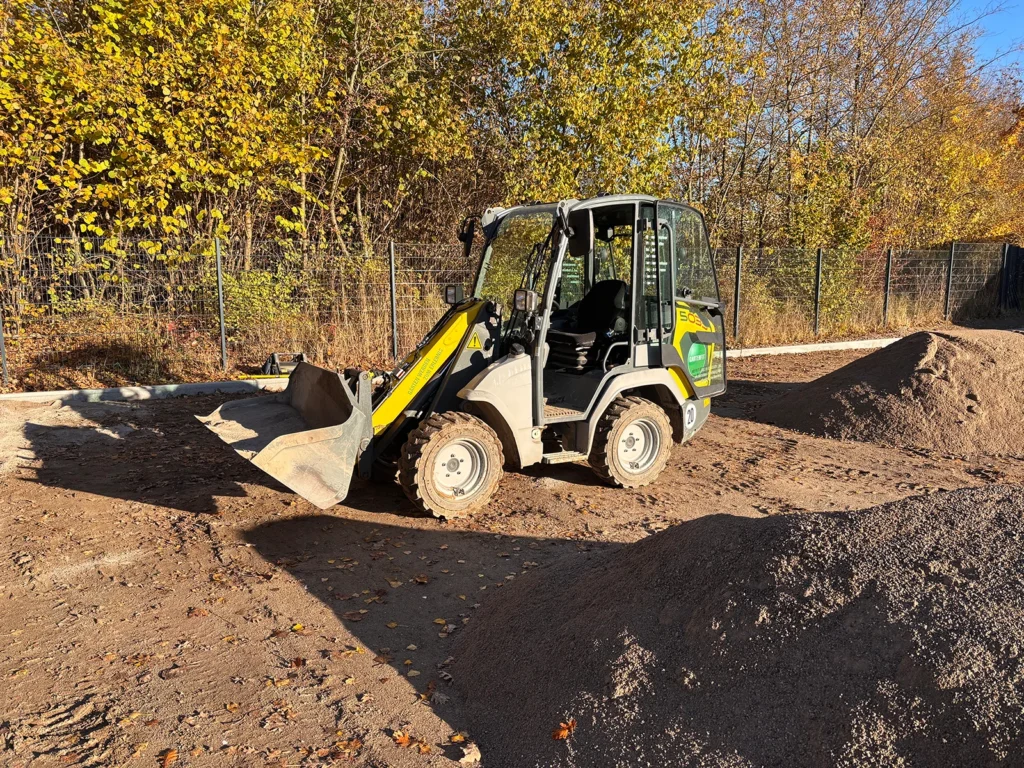 Gartenfit Wotschke - Radlader bereitet den Untergrund vor.