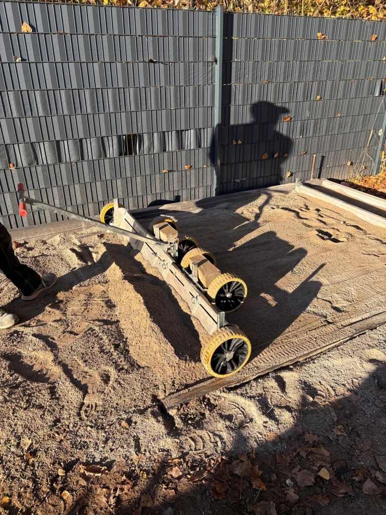 Gartenfit Wotschke - Mitarbeiter zieht die Fläche glatt.